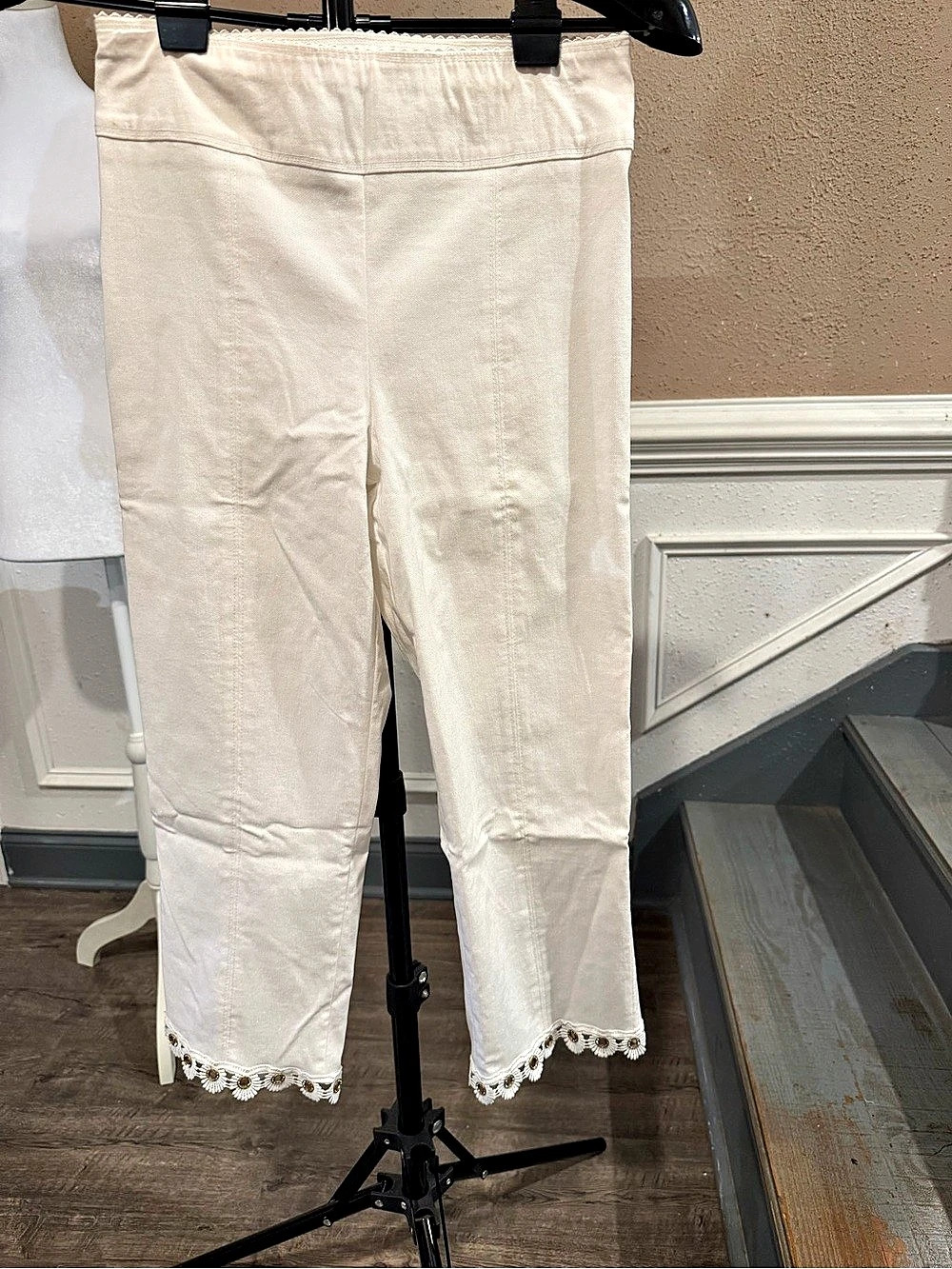 Mesmerize White Capri Pants Floral Lace Hem Size 8